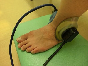 電気治療を行う